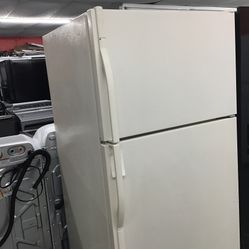Kenmore 19 Cu Ft Top And Bottom Fridge. 1 year Warranty And 