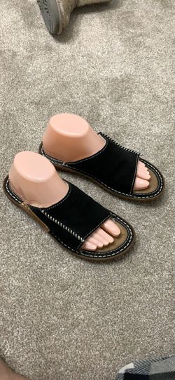 Ugg slipper woman size 5”