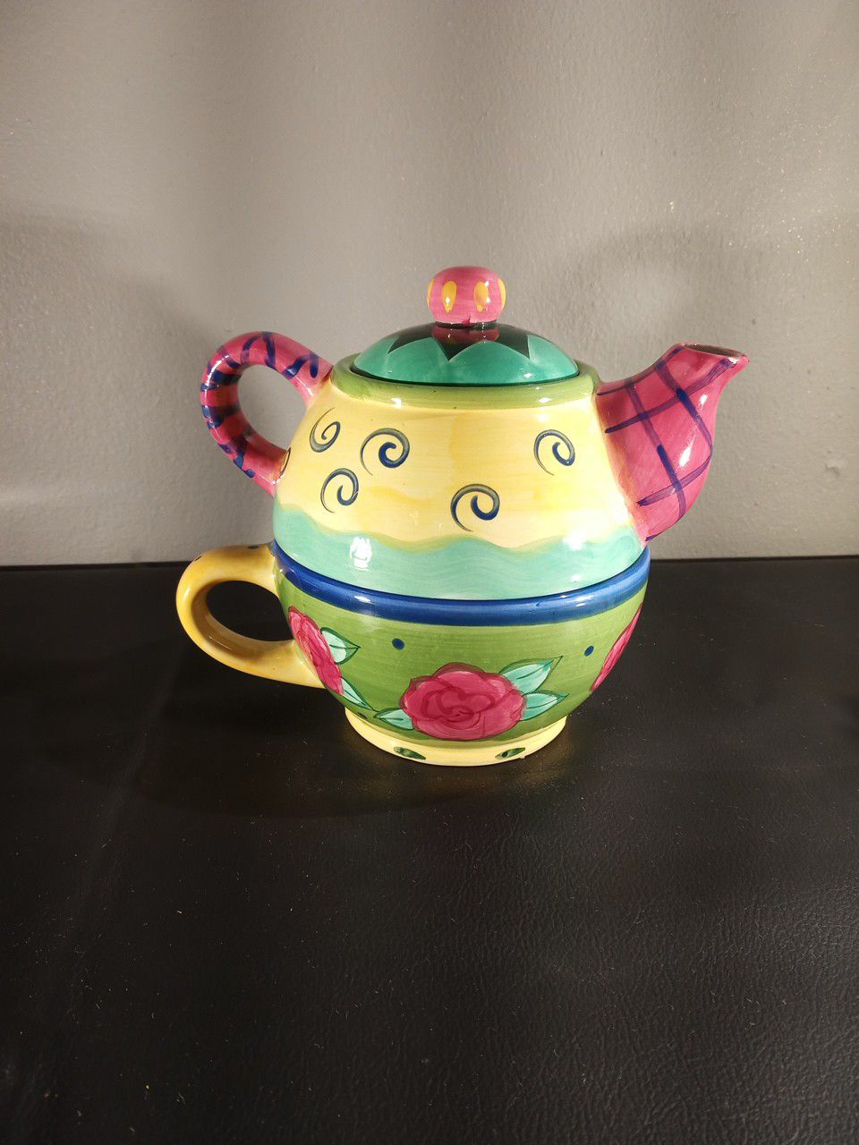 Tea/coffee cup and pot.