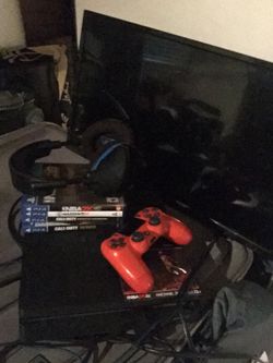 PS4 slim two controllers an a tv with 4 games