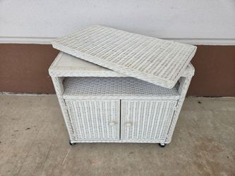 Vintage Wicker server/bar cart / Microwave stand / swivel top