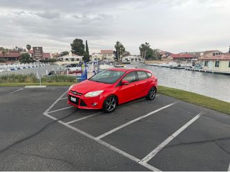 2013 Ford focus hatchback very nice