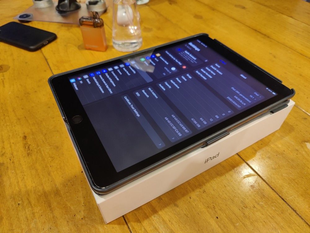 Apple iPad 9th Gen (10.2-inch) w/ Active Stylus -Great Condition