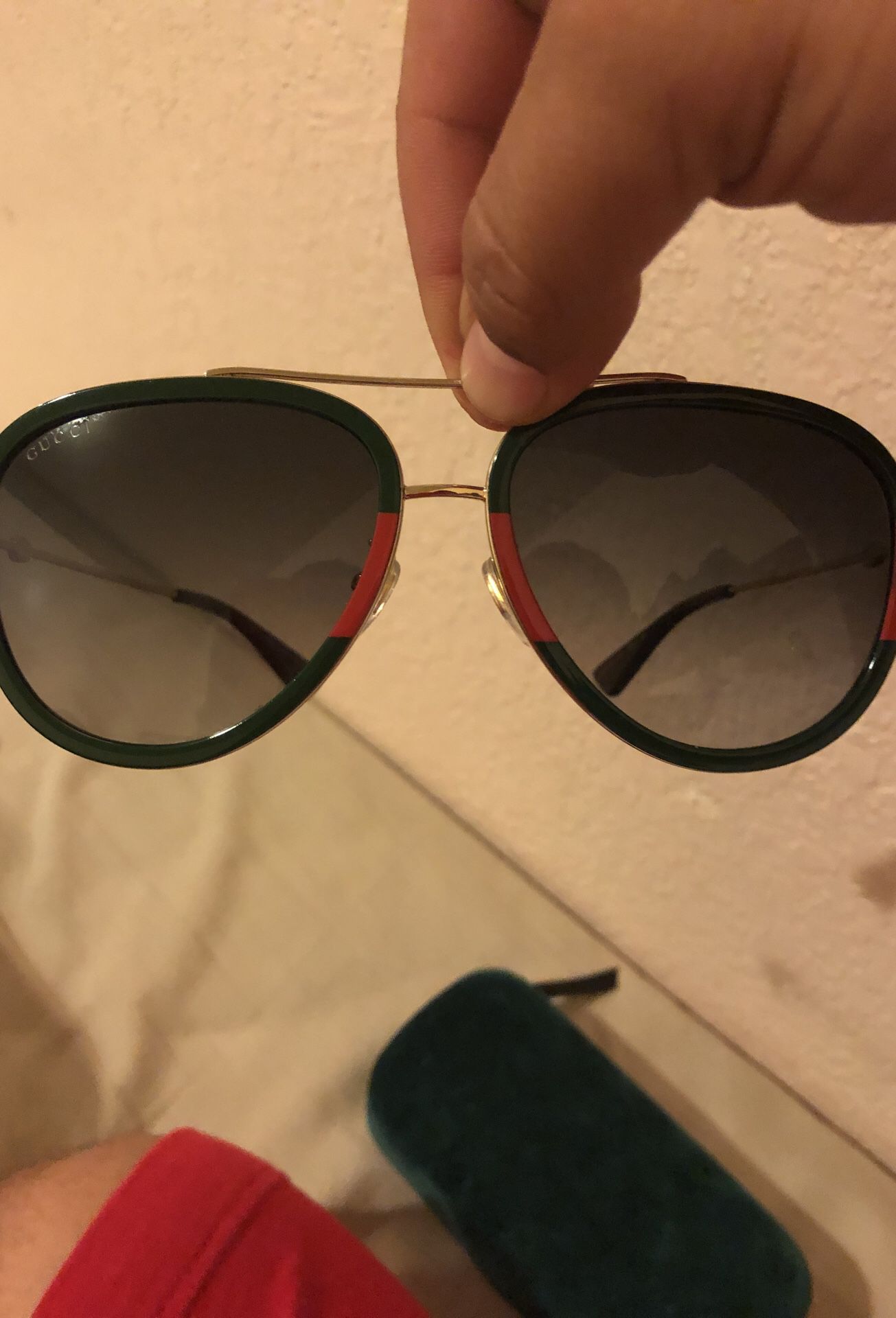 Gucci sunglasses 100% Auténtic whit box and bag I sell or exchange for Versace glasses