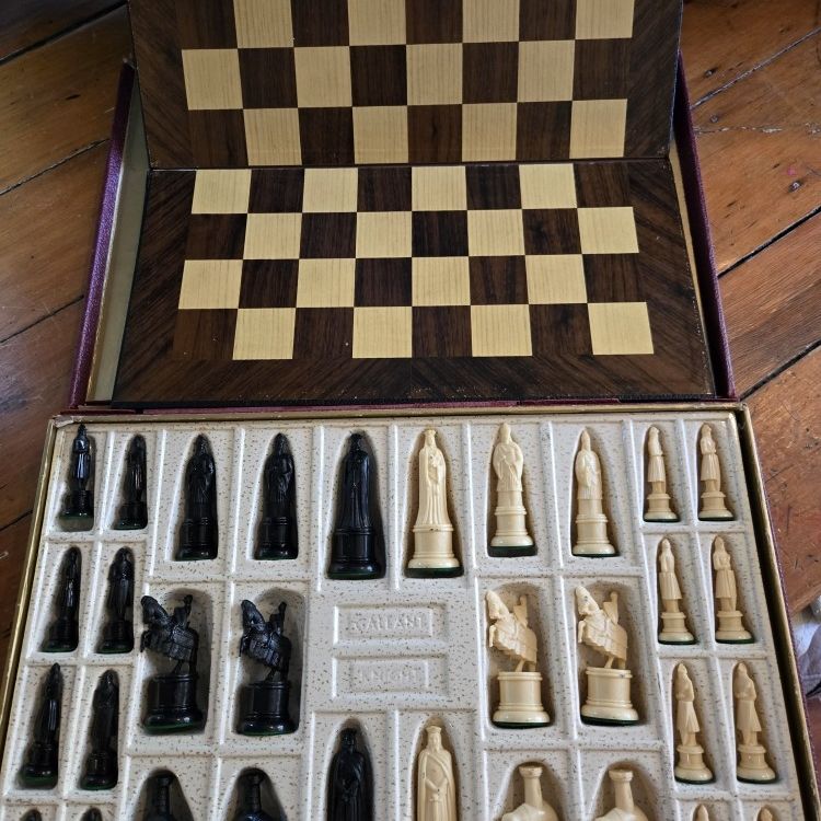 Vintage Gallant Knight Florentine Chess Set