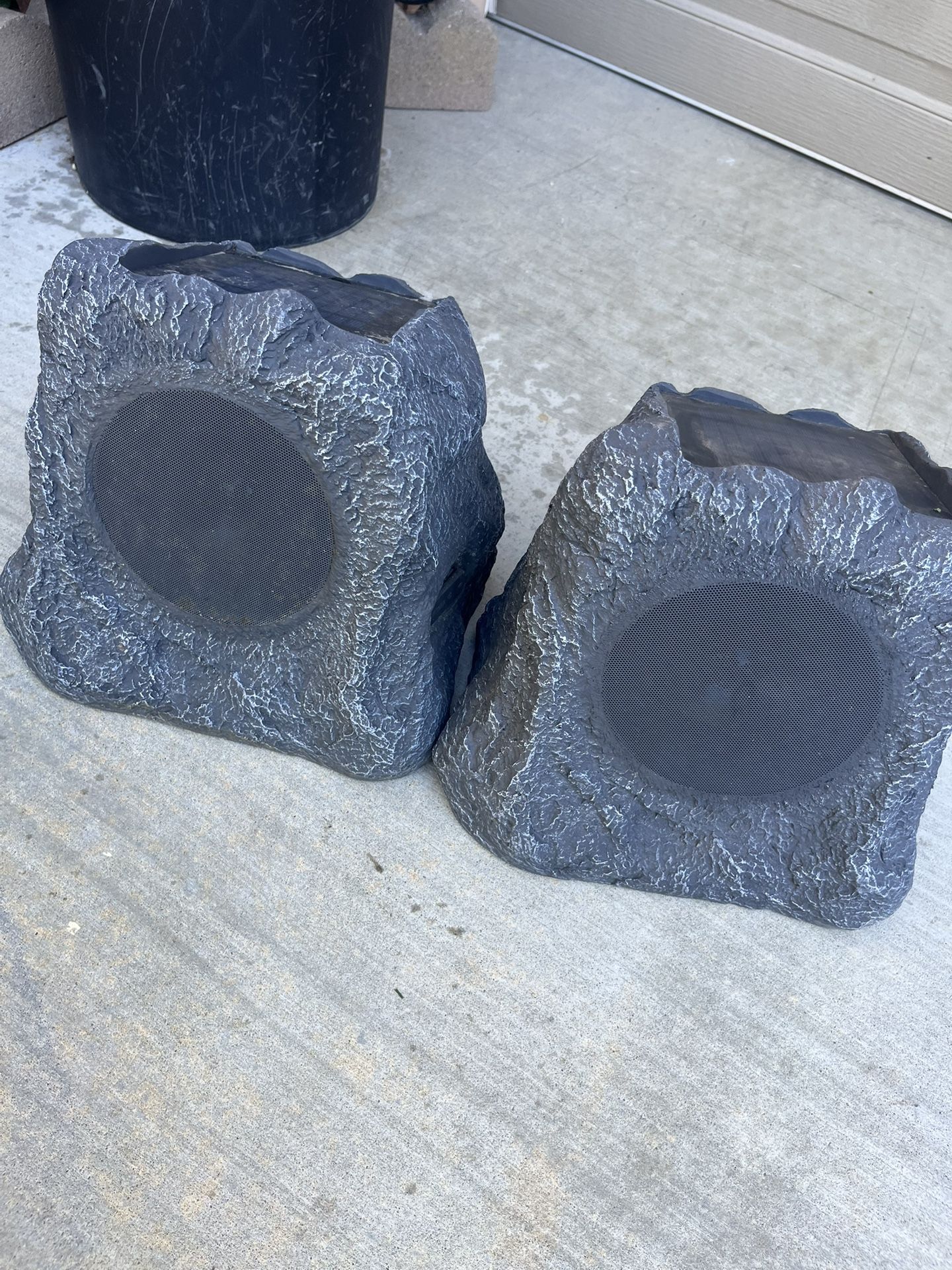 Solar Charging Bluetooth Rock Speaker