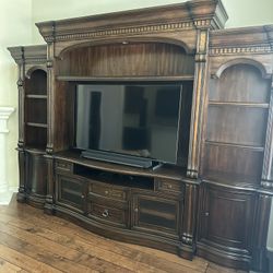 Haverty’s Van Buren II 125 inch Entertainment Center