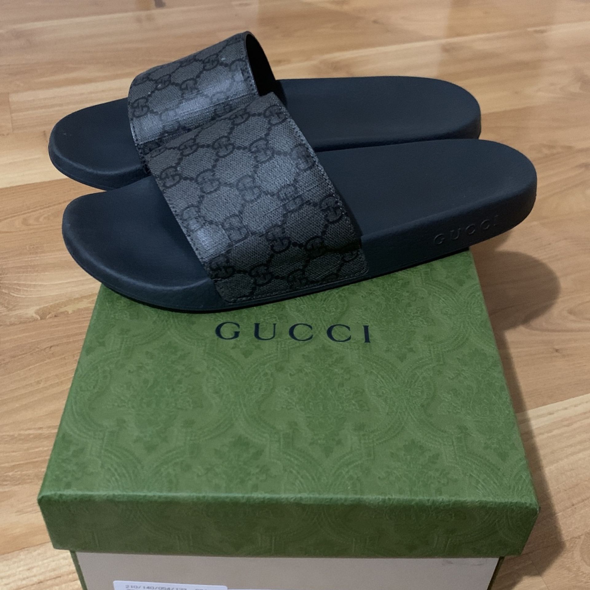 GUCCI X SUPREME SLIDES/SANDALS