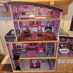 Doll House With Accessories 