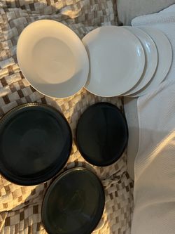 (4) ceramic white plates and (3) navy chargers.