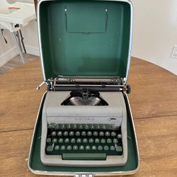Vintage Royal Companion Typewriter – Working Condition