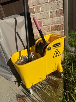 Rubbermaid 31 qt Mop and Mop Bucket