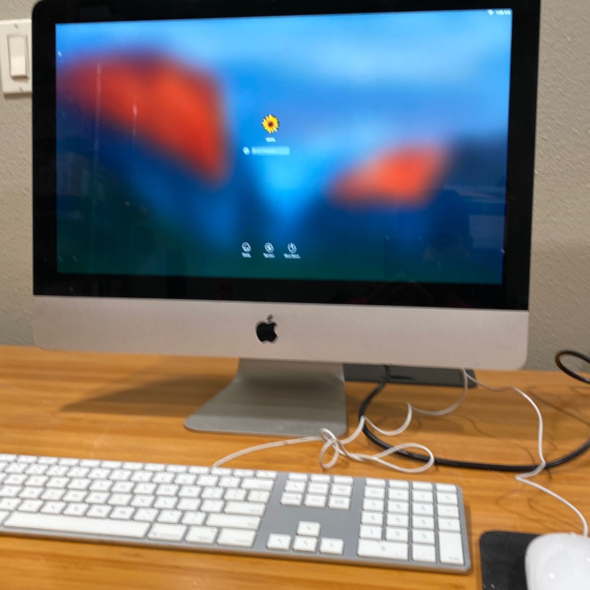 Beautiful 21.5 iMac Desktop Computer i5 28GB 500GB ( Or 8GB For $300)