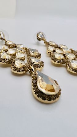 Woman’s Gold Tear Drops Earrings