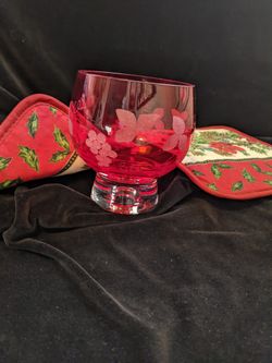 RED BOWL/VASE & POTHOLDERS.  -  NEW