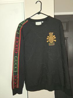 Mens sweater fits like a medium