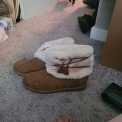 Size 12, Women's Fur Boots.