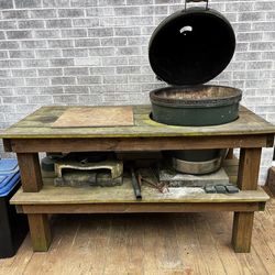 Big green egg with table
