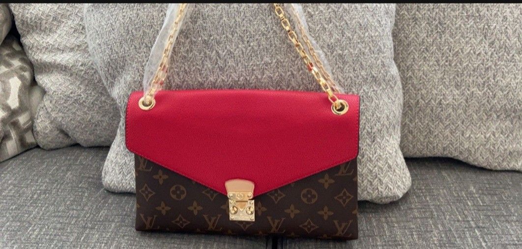 Beautiful Crossbody Bag Perfect For 🥰 💞