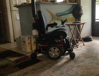 Battery ride chair that raises