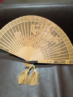 VINTAGE SANDLEWOOD HAND CARVED & PAINTED HANDHELD FAN