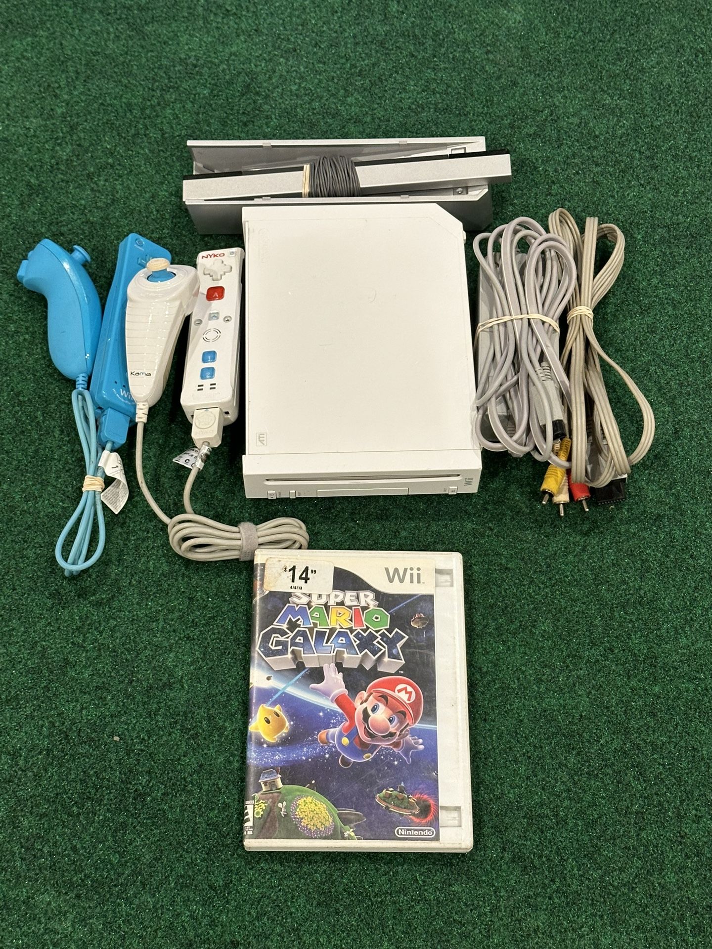 Nintendo Wii White Console + Super Mario Galaxy Game + 2 Remotes + 2 Nunchucks