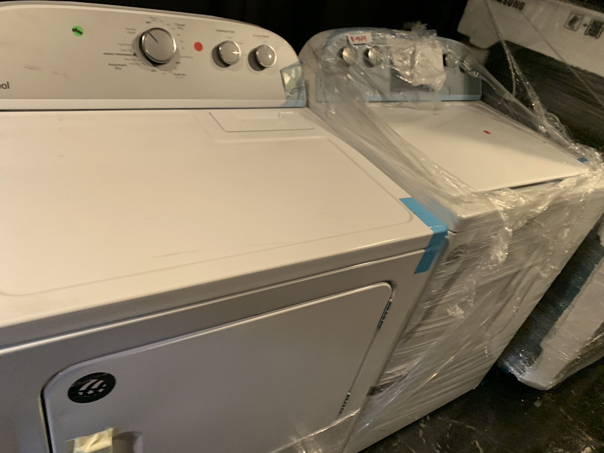 Whirlpool washer & dryer set in white new