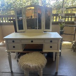 Vanity Desk With Mirror 