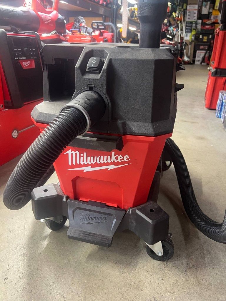 Milwaukee M18 FUEL Brushless 6 Gallon (23 L) Wet/Dry Vacumm. Tool-Only