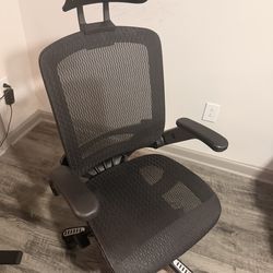 (Like new) Ergonomic Office Chair - OWNED LESS THAN 2 MONTHS. Comfortable, breathable wide mesh seat with headrest. 3 year Warranty