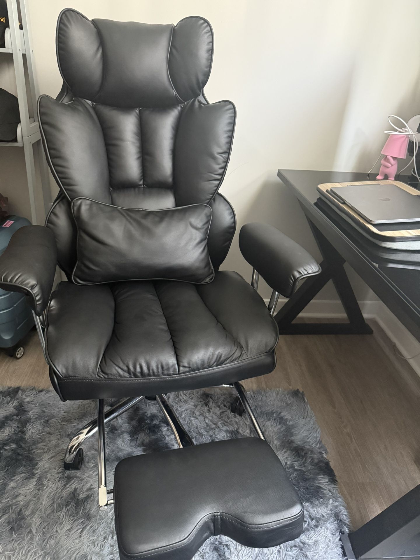 Office chair with footrest