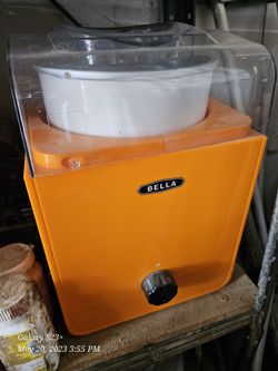 ICE CREAM/FROZEN YOGURT MAKER