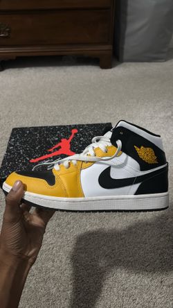 Jordan’1s black and yellow