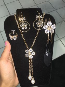 color gold set earings ,ring ,bracelet and neklace $10