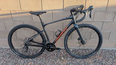 2022 Giant Revolt Gravel Bike - Medium - Excellent Condition