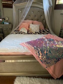 Queen size bed set with matching vanity!