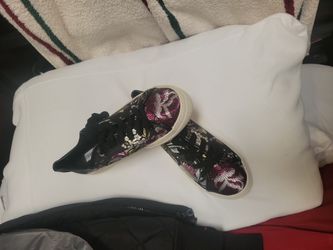 Women's Steve Madden Sneakers Beautiful  Size 9