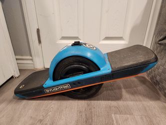 Onewheel Pint with accessories (tire needs replacement) Make Me An Offer.