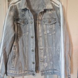 Victorious World Tour Denim jacket - light indigo 💯 cotton!
adult size Large 