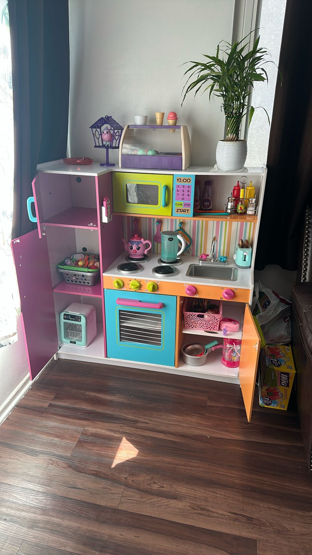 While Kitchen For Kids Semi New 