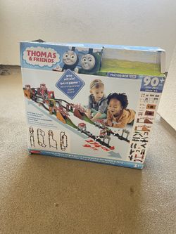 Thomas the Train Motorized Thomas and Percy Cargo Race Train Set 90-piece