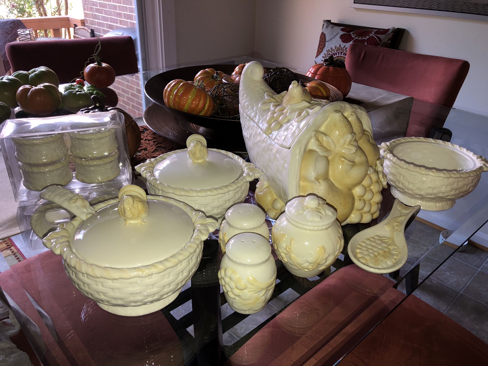 Multi-piece Thanksgiving serving set