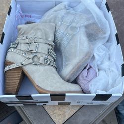 Women’s Size 8 Brand New Shoe Boot