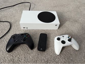 Xbox series S + 2 controllers + remote + 5TB external hard drive