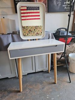 Make-up vanity desk