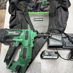Metabo HPT NT1865DMA 18VAngled Finish Nailer Kit—Like New—Brushless, 15 Gauge, 1-1/4″ To 2-1/2″ Nails, New Batt/Charger, Bag