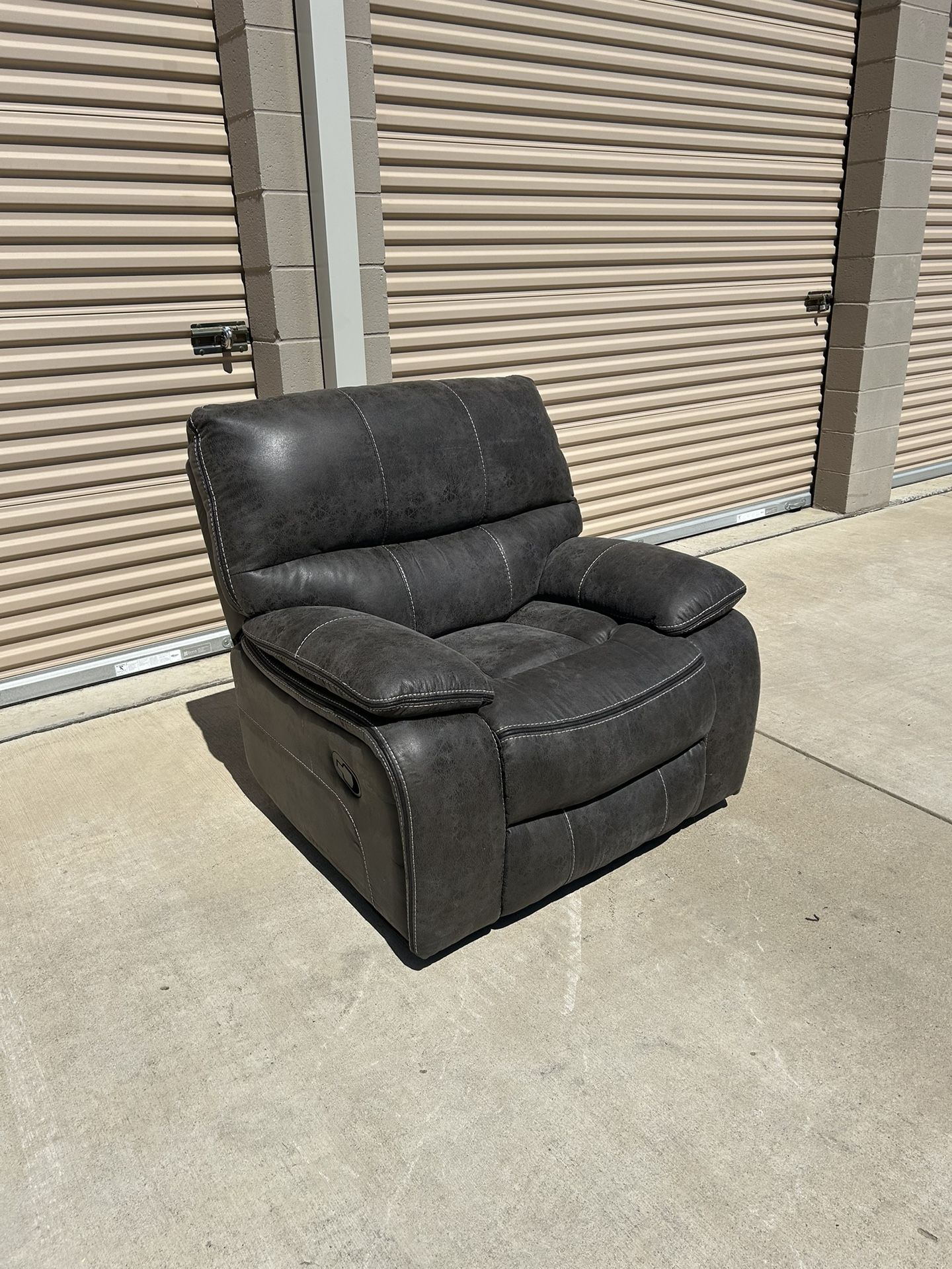 Beautiful Grey Leather Arm Chair Recliner (Delivery Available)
