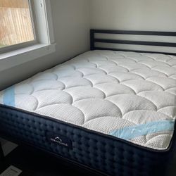 The DreamCloud Premier, Queen, Like New, Perfect Condition