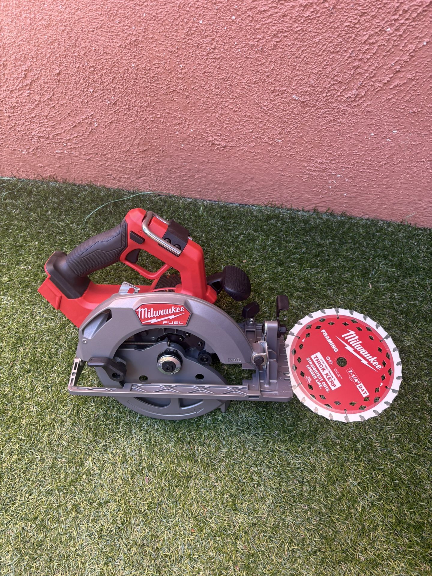 Milwaukee M18 FUEL 18V Lithium-Ion Brushless Cordless 7-1/4 in. Circular Saw (Tool-Only)