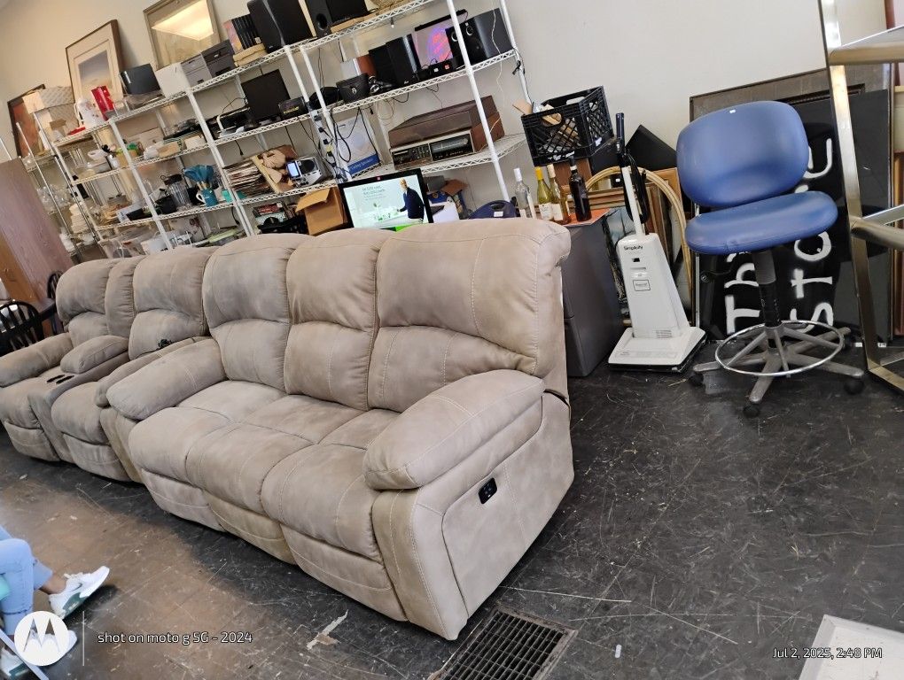 Matching  Electric Reclining Loveseat and Sofa 500 For The Set.